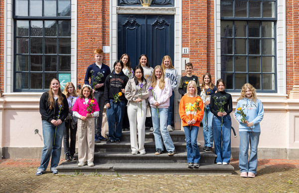De winnaars op de trap voor het Princessehof, Fotografie: Aron Weidenaar De winnaars op de trap voor het Princessehof, Fotografie: Aron Weidenaar