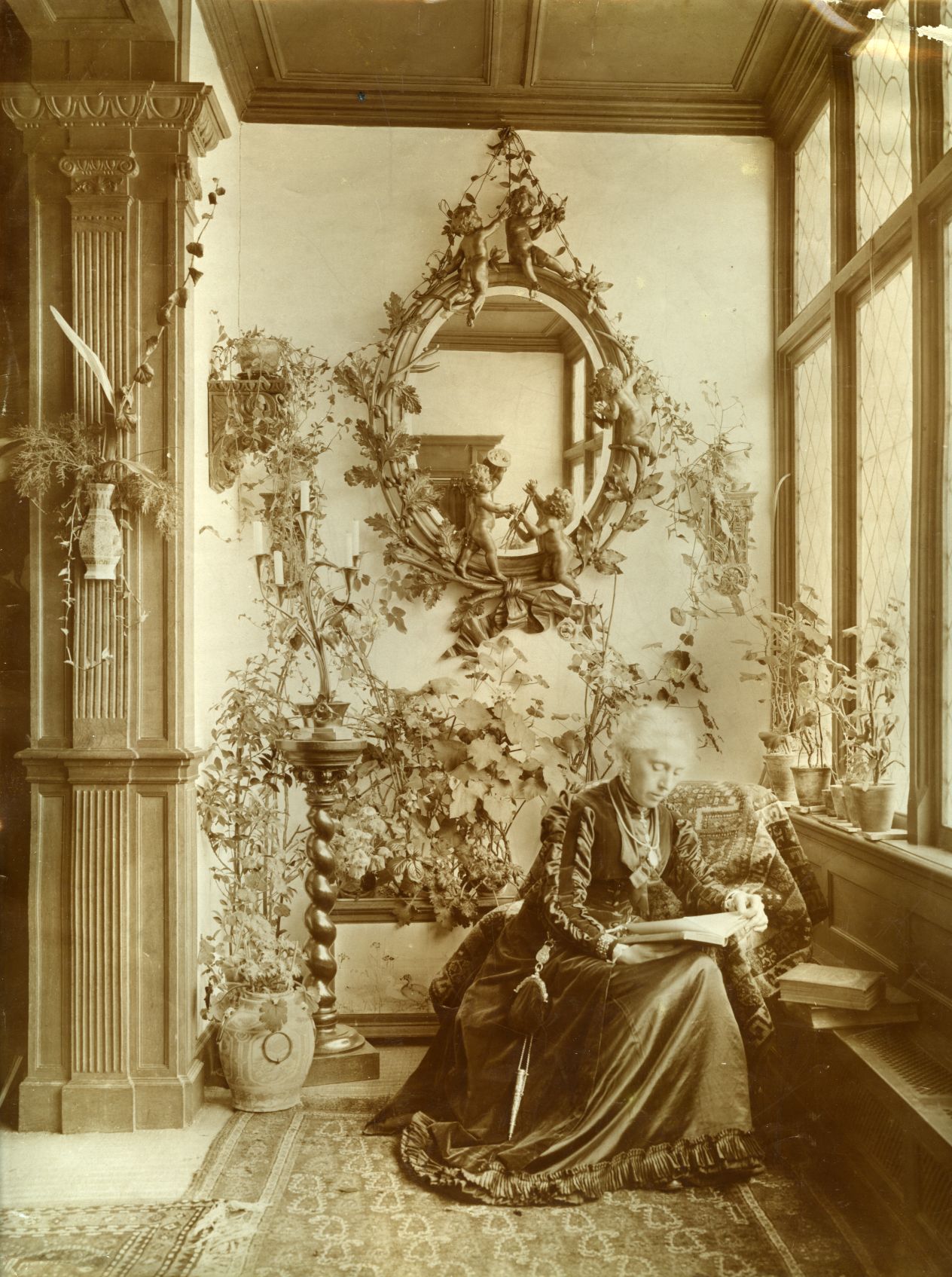 Afb.1. Kate Bisschop-Swift lezend in de serre van villa Frisia, 1894-1904, fotograaf onbekend. Fries Museum