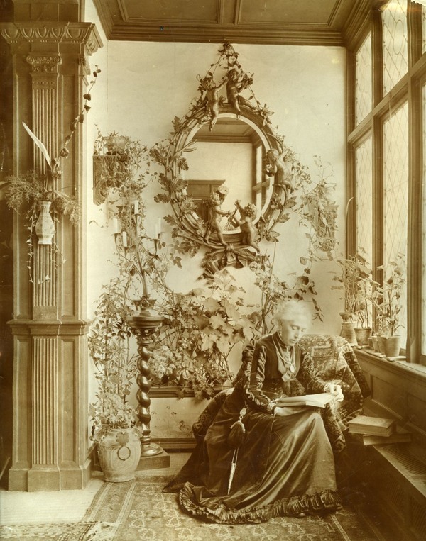Afb.1. Kate Bisschop-Swift lezend in de serre van villa Frisia, 1894-1904, fotograaf onbekend. Fries Museum Afb.1. Kate Bisschop-Swift lezend in de serre van villa Frisia, 1894-1904, fotograaf onbekend. Fries Museum