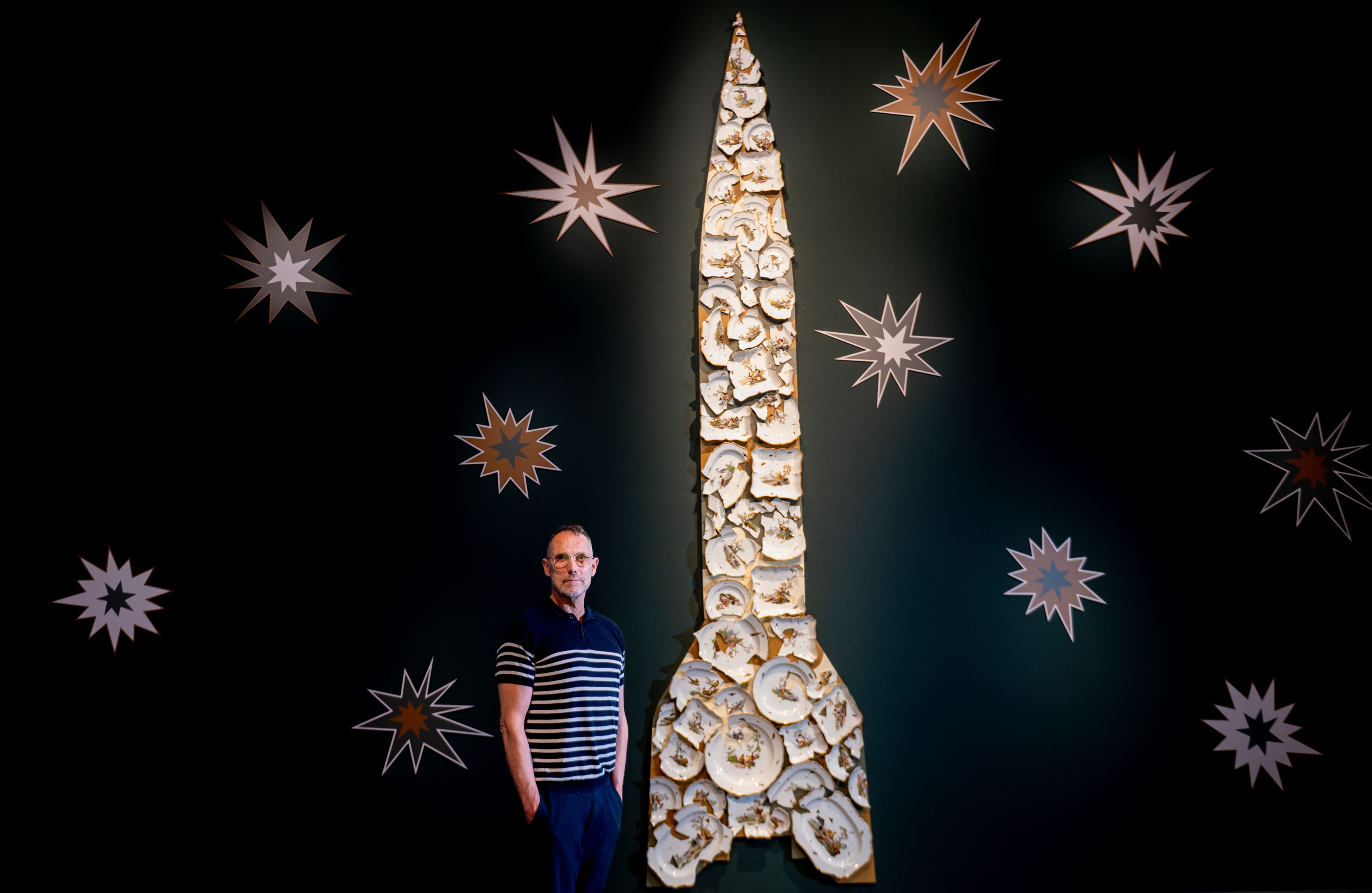 Porcelain Vengeance (V2 Rocket), 2024, 18e-eeuws Meissen-porselein, messing, gemengd materiaal, Bruikleen Bouke de Vries, Galerie Ron Mandos, Amsterdam. Foto Jacob van Essen / Fotobureau Hoge Noorden