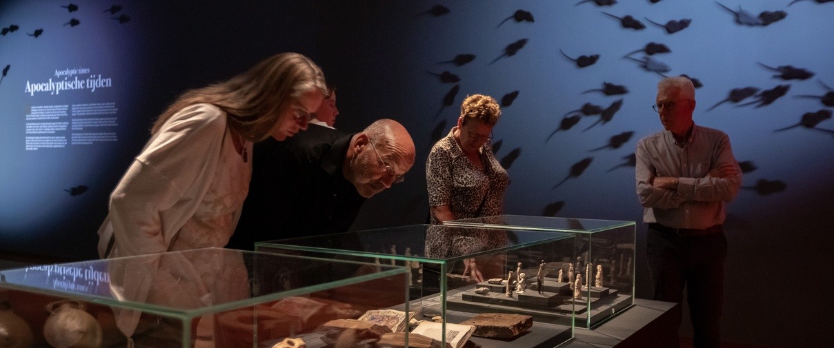 ‘De expositie Vrijheid, Vetes, Vagevuur in het Fries Museum toont een boeiende wereld die een tv-serie waardig is.’
