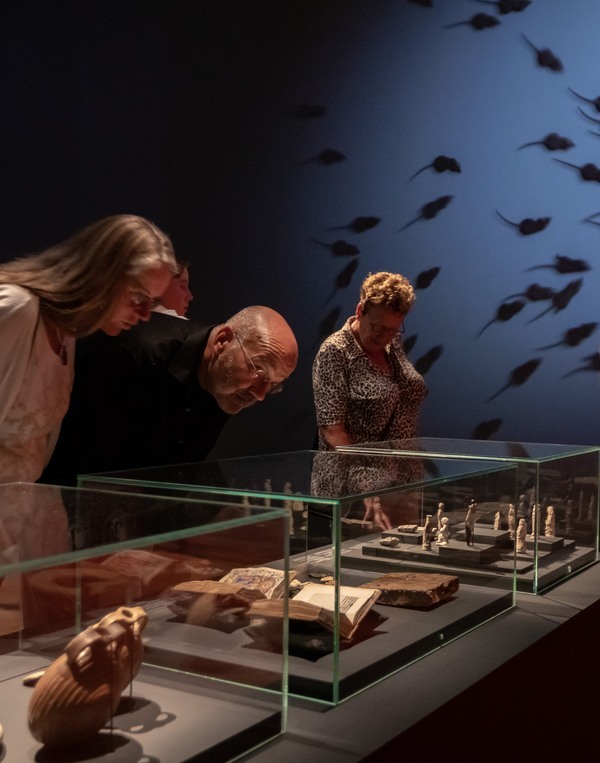 ‘De expositie Vrijheid, Vetes, Vagevuur in het Fries Museum toont een boeiende wereld die een tv-serie waardig is.’ ‘De expositie Vrijheid, Vetes, Vagevuur in het Fries Museum toont een boeiende wereld die een tv-serie waardig is.’