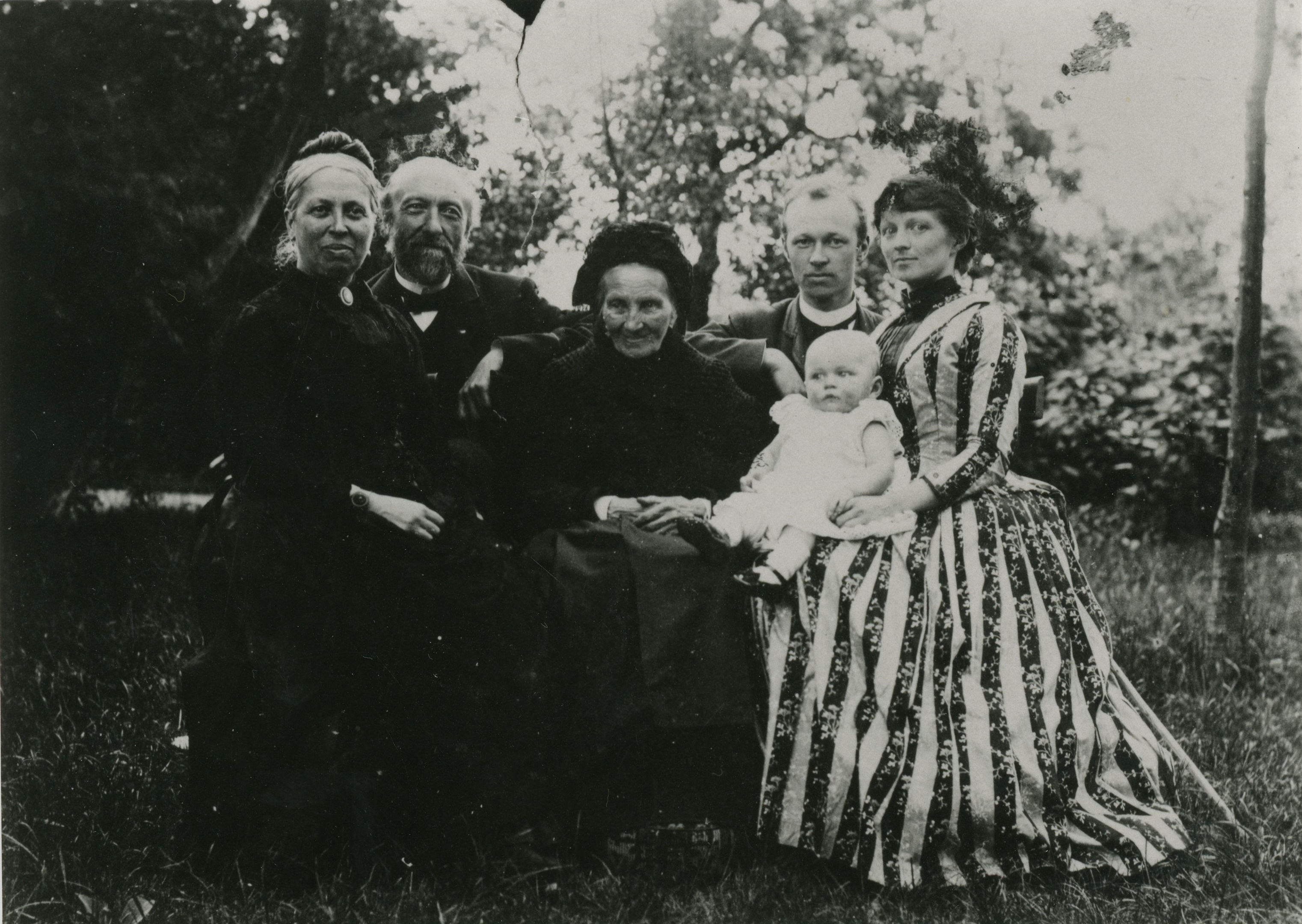 Vier generaties Holleman: Van links naar rechts Wilhelmina Jacoba Holleman-van Hoven, haar man Frederik Arnold Holleman, Wilhelm