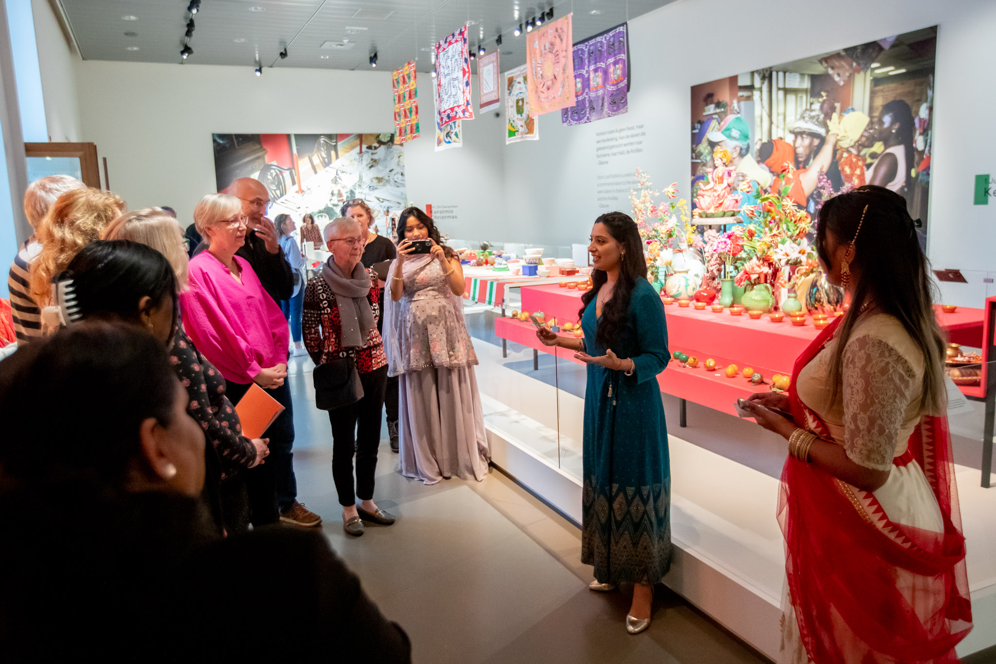In de nieuwe tentoonstelling Feest! laat het museum opnieuw verschillende werelden samenkomen.