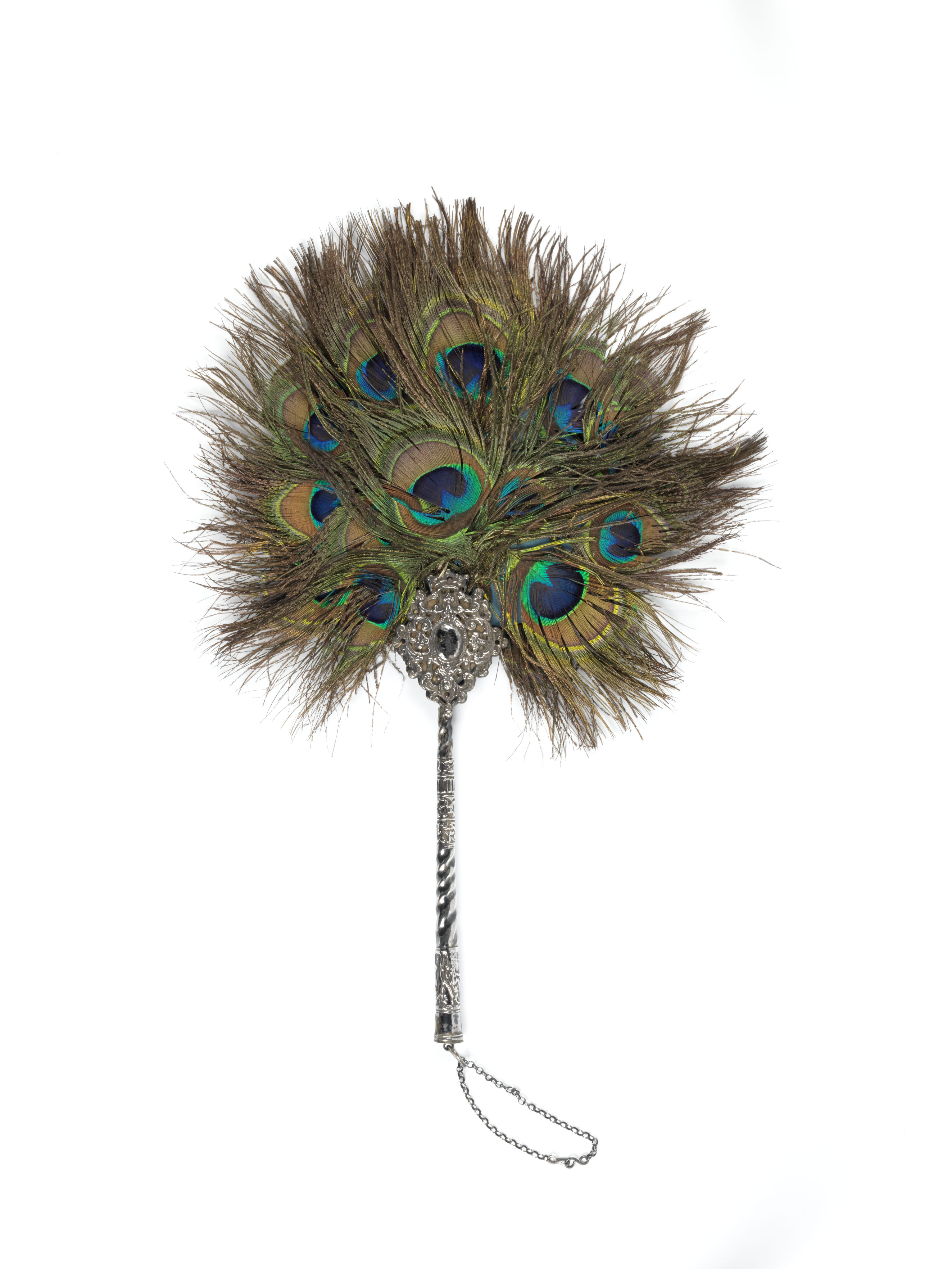 Afb. 5. Waaier met antieke breischede als handvat, ca.1880, zilver, hout, papier, pauwenveren. Fries Museum | Collectie Provinci