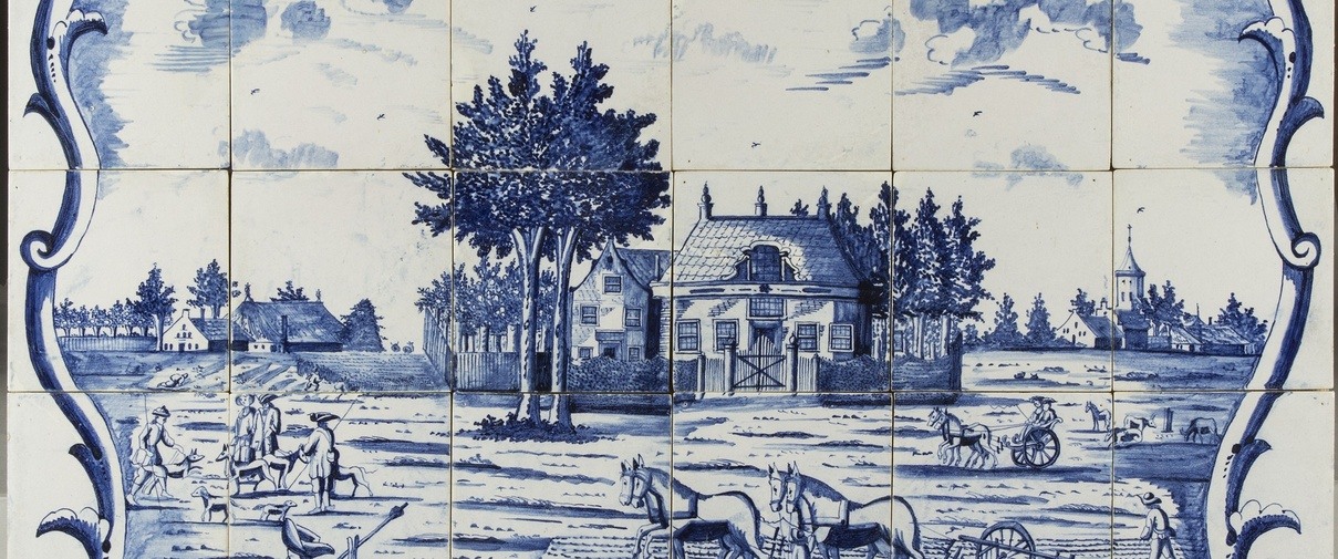 Tegeltableau met decor van een landschap met boeren en jagers, circa 1780, Firma Gebroeders Tichelaar, Makkum, schilder Gatse Sytses, aardewerk, Keramiekmuseum Princessehof (bruikleen Ottema-Kingma Stichting) . Klik op de afbeelding om te vergroten.​