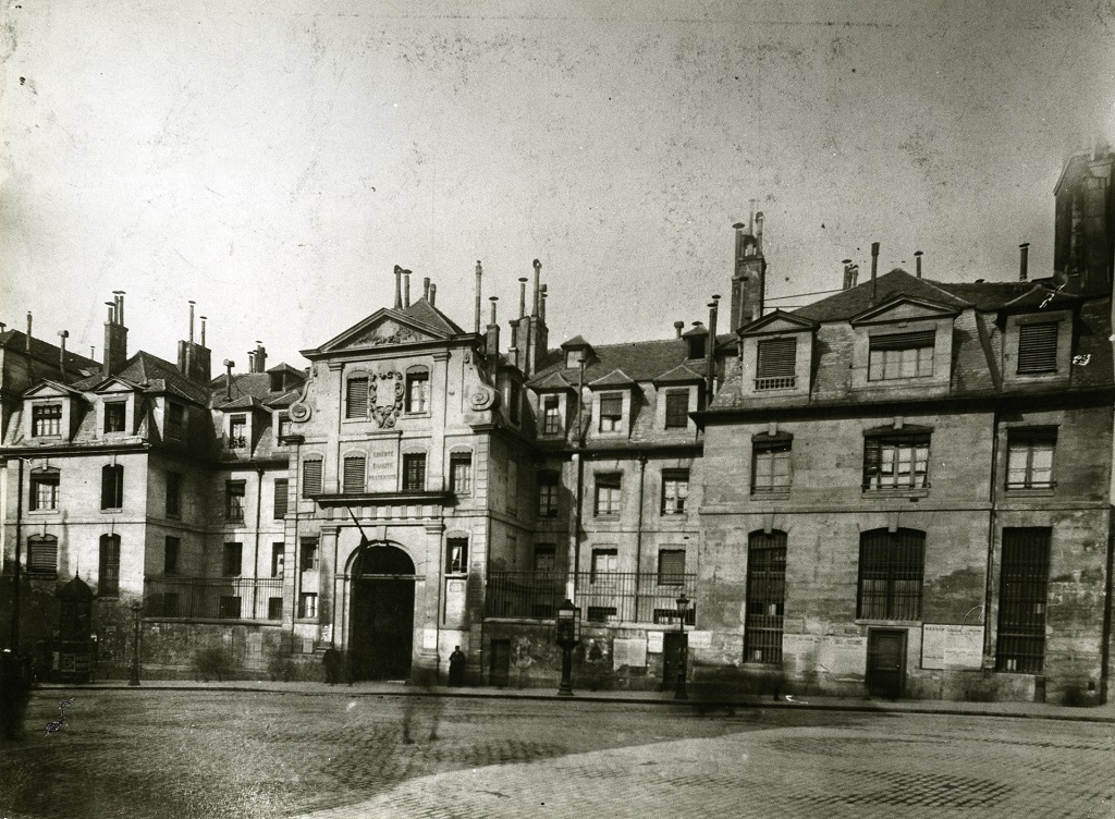 St. Lazare gevangenis. Hier zat Mata Hari gevangen tijdens haar proces en tot haar executie in 1917. Collectie Fries Museum, Lee