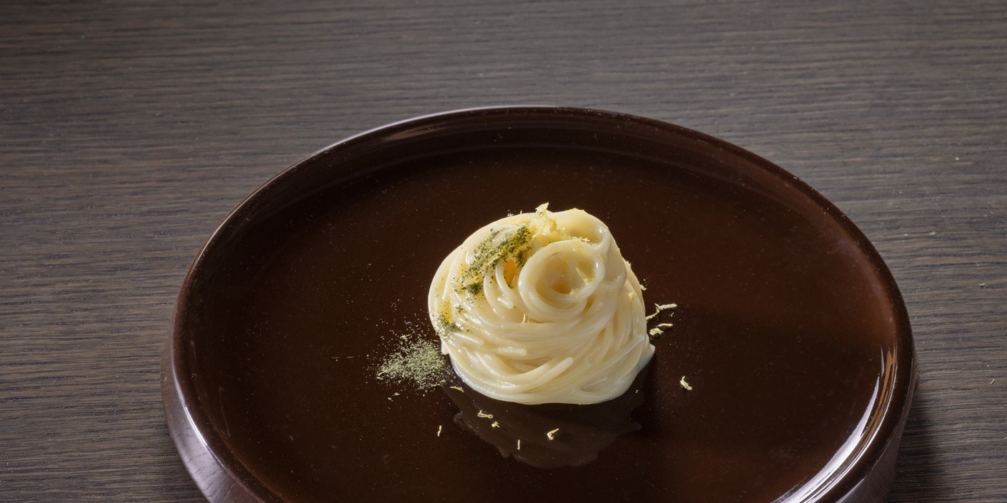 SPAGHETTINI IN CITROENWATER MET PROVOLONE DEL MONACO OP CONO