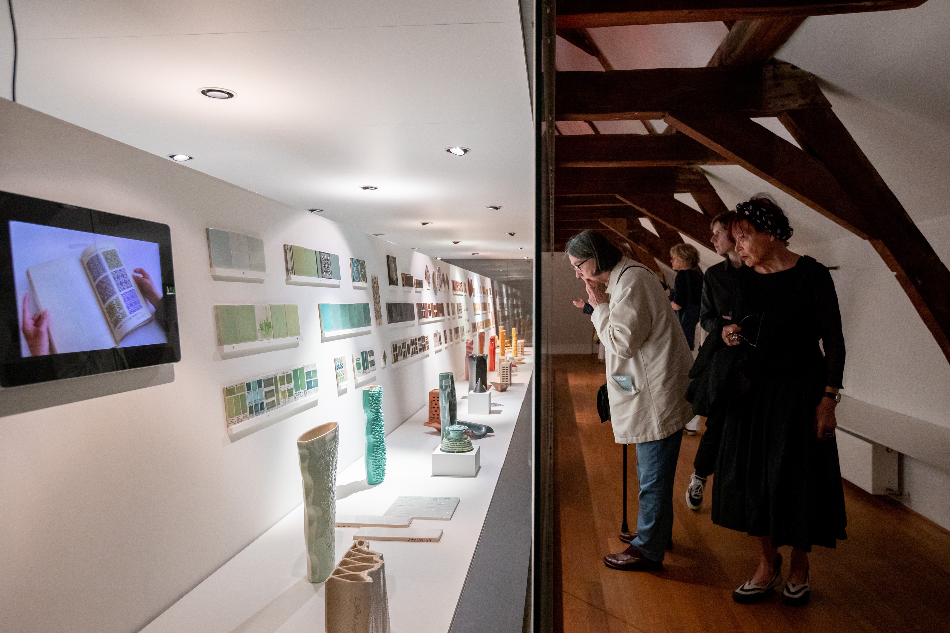 Ter ere van het 450-jarig bestaan van Koninklijke Tichelaar Makkum wijdde het Princessehof een expo aan de aardewerkfabriek, met