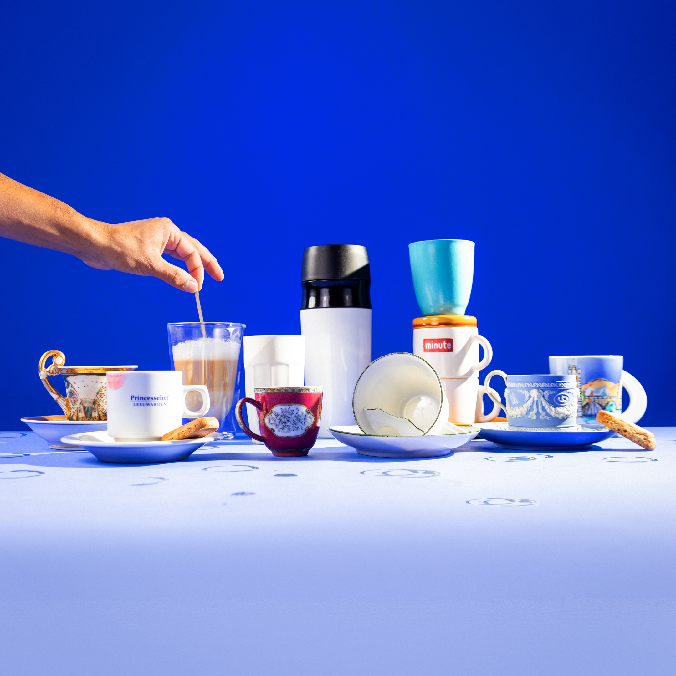 Ensemble van diverse koffiekoppen. Collectie: Keramiekmuseum Princessehof. Foto: Thomas Nondh Jansen.