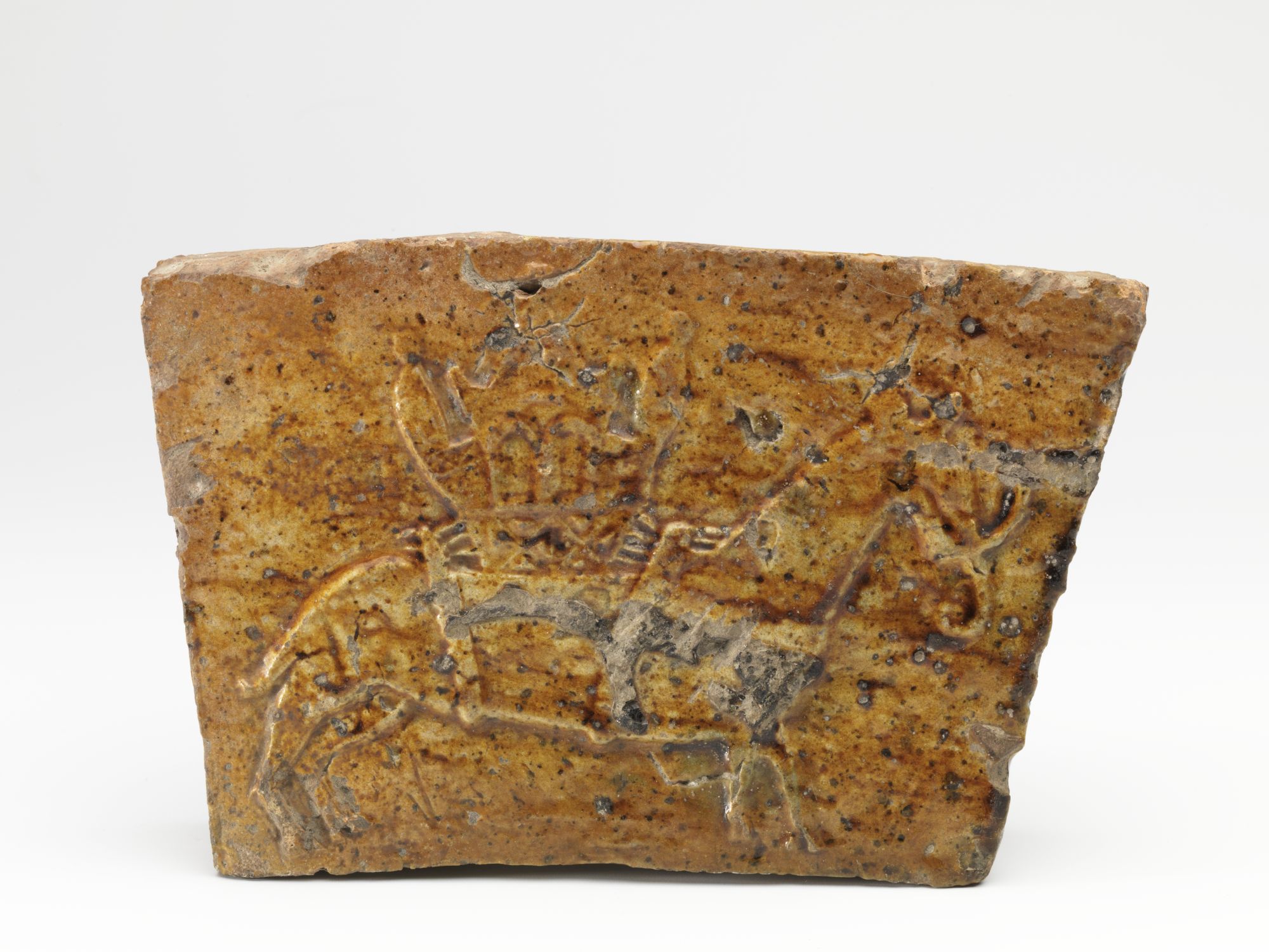 Tegel met strijdolifant 1350 – 1450, gevonden in Mariëngaarde, Hallum, Friesland, aardewerk Fries Museum, Leeuwarden | collectie