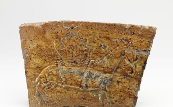 Tegel met strijdolifant 1350 – 1450, gevonden in Mariëngaarde, Hallum, Friesland, aardewerk Fries Museum, Leeuwarden | collectie Koninklijk Fries Genootschap