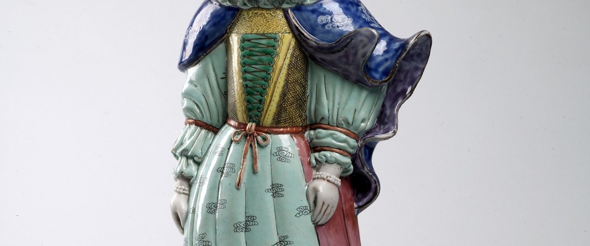 Plastiek van vrouwelijk figuur, China, circa 1735-1740, porselein, h. 42,5 cm, bruikleen uit particuliere collectie