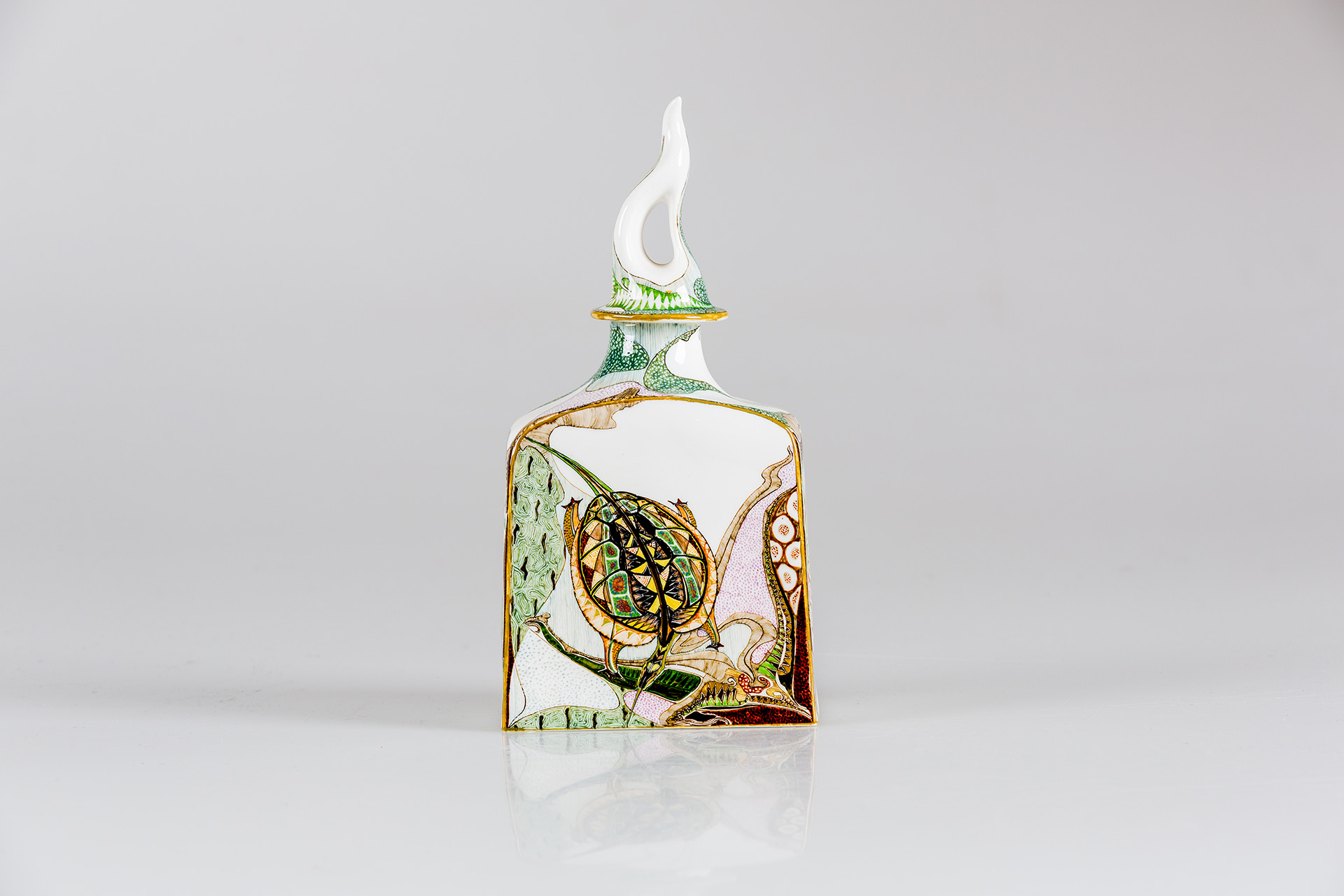 Flacon met schildpadachtig dier, 1901 Haagsche Plateelfabriek Rozenburg, Den Haag eierschaalporselein h. 20,5 cm bruikleen Ottem