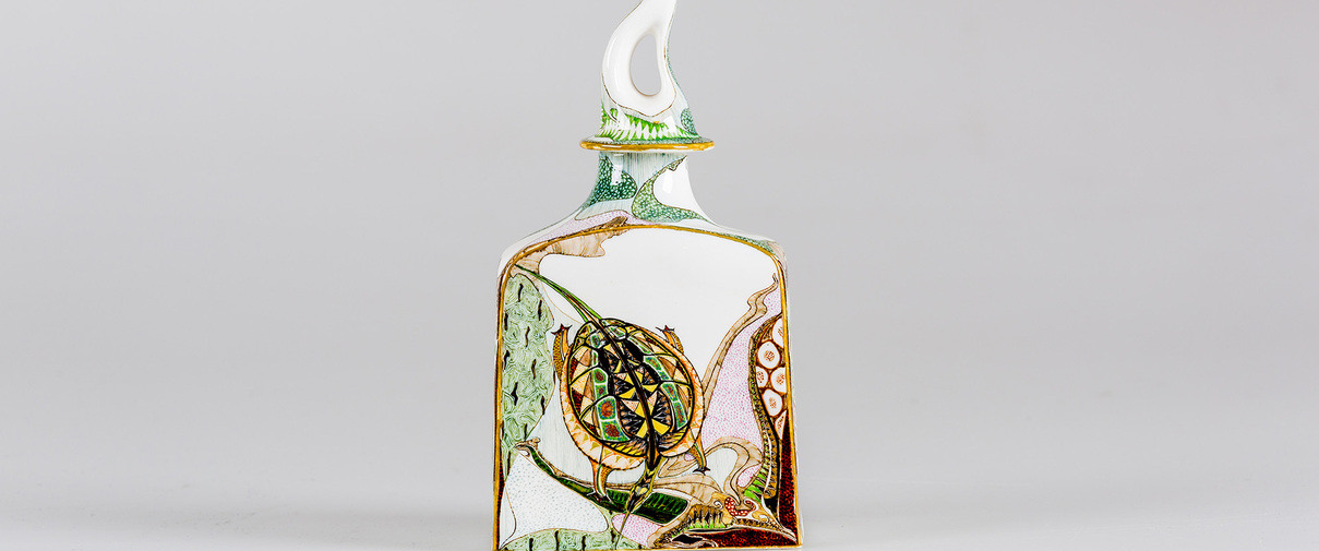 Flask with a decoration of a turtle-like animal, 1901, Haagsche Plateelfabriek Rozenburg, The Hague, eggshell porcelain, h. 20,5 cm, on loan from the Ottema-Kingma Foundation.