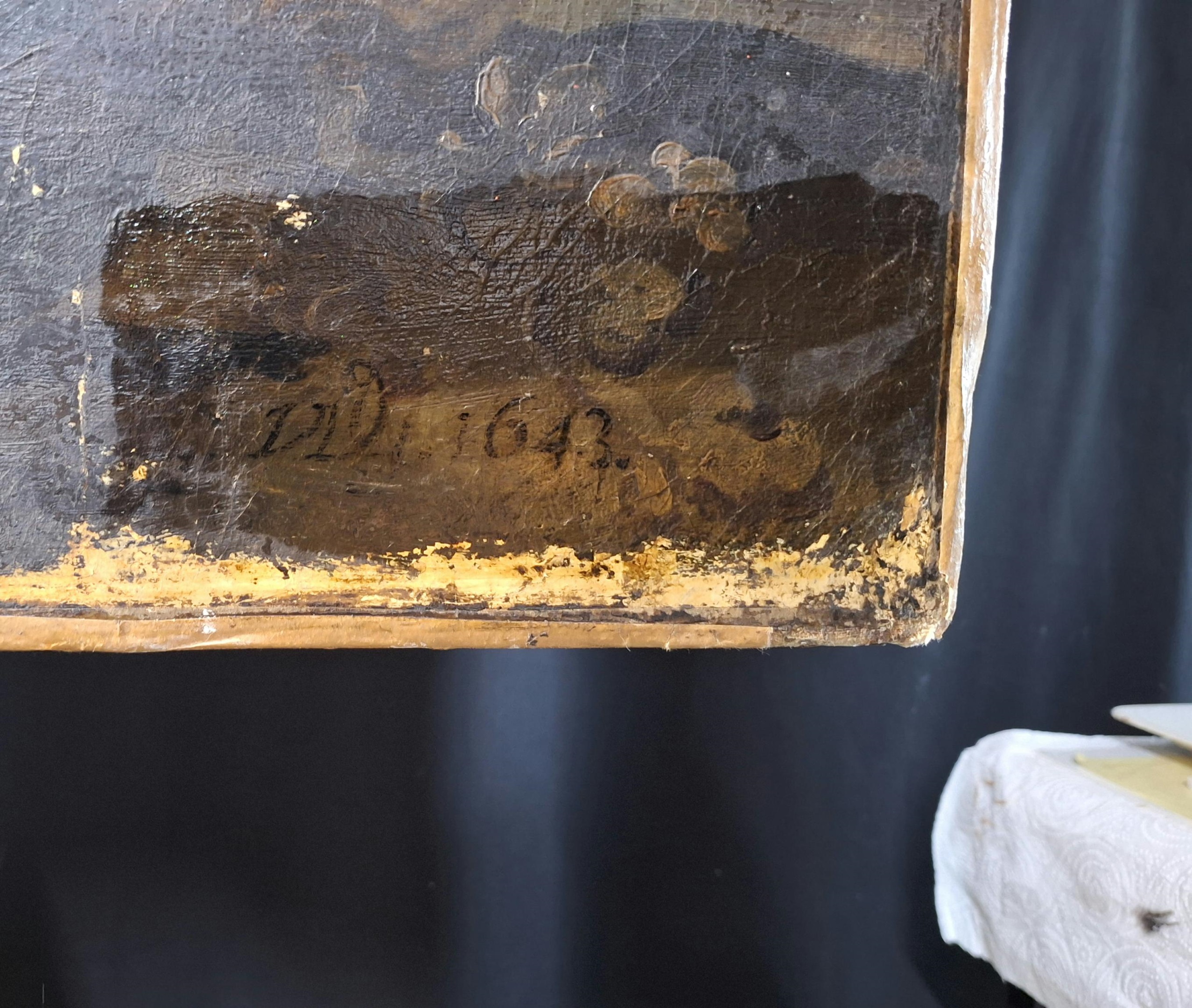 Details tijdens restauratie, januari 2025: de signering rechtsonder en het teruggevonden schaap.