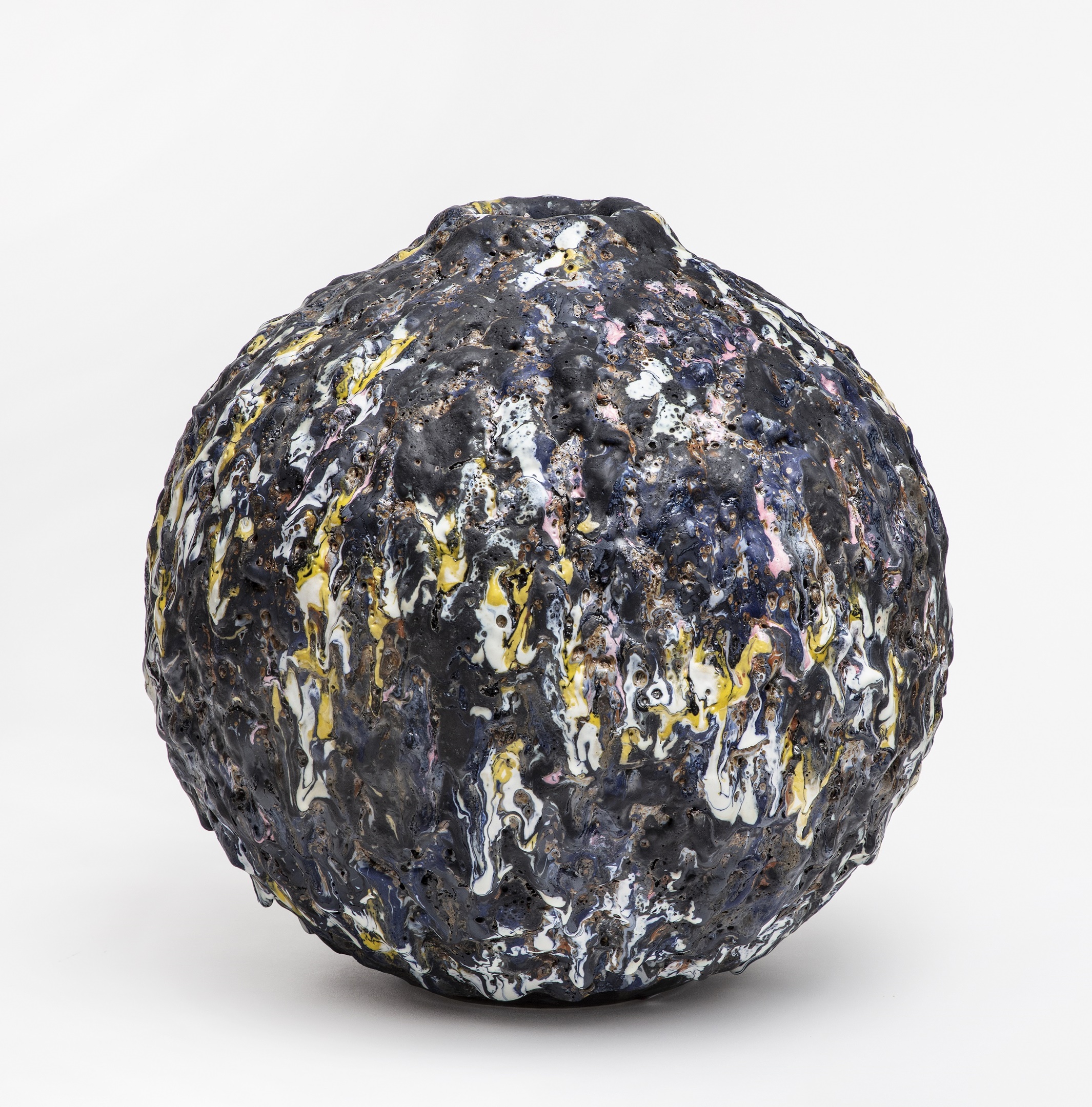Moon Jar #2150 (2018). 44 cm h x 44 Ø. Stoneware and glazes. Foto Ole Akhøj.