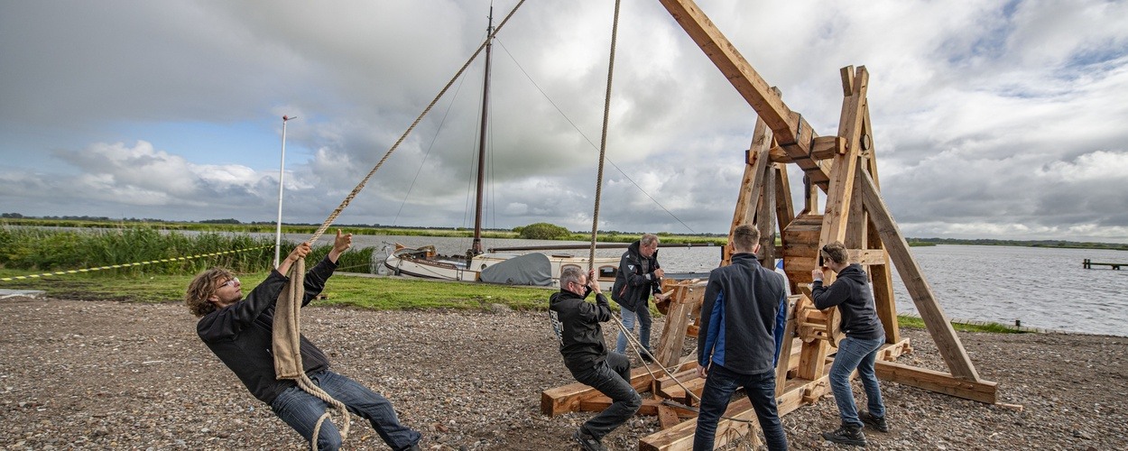 The Fries Museum worked together with ROC Friese Poort in Sneek on a faithful replica of an enormous medieval catapult, a gladde. Photo by Jacob van Essen