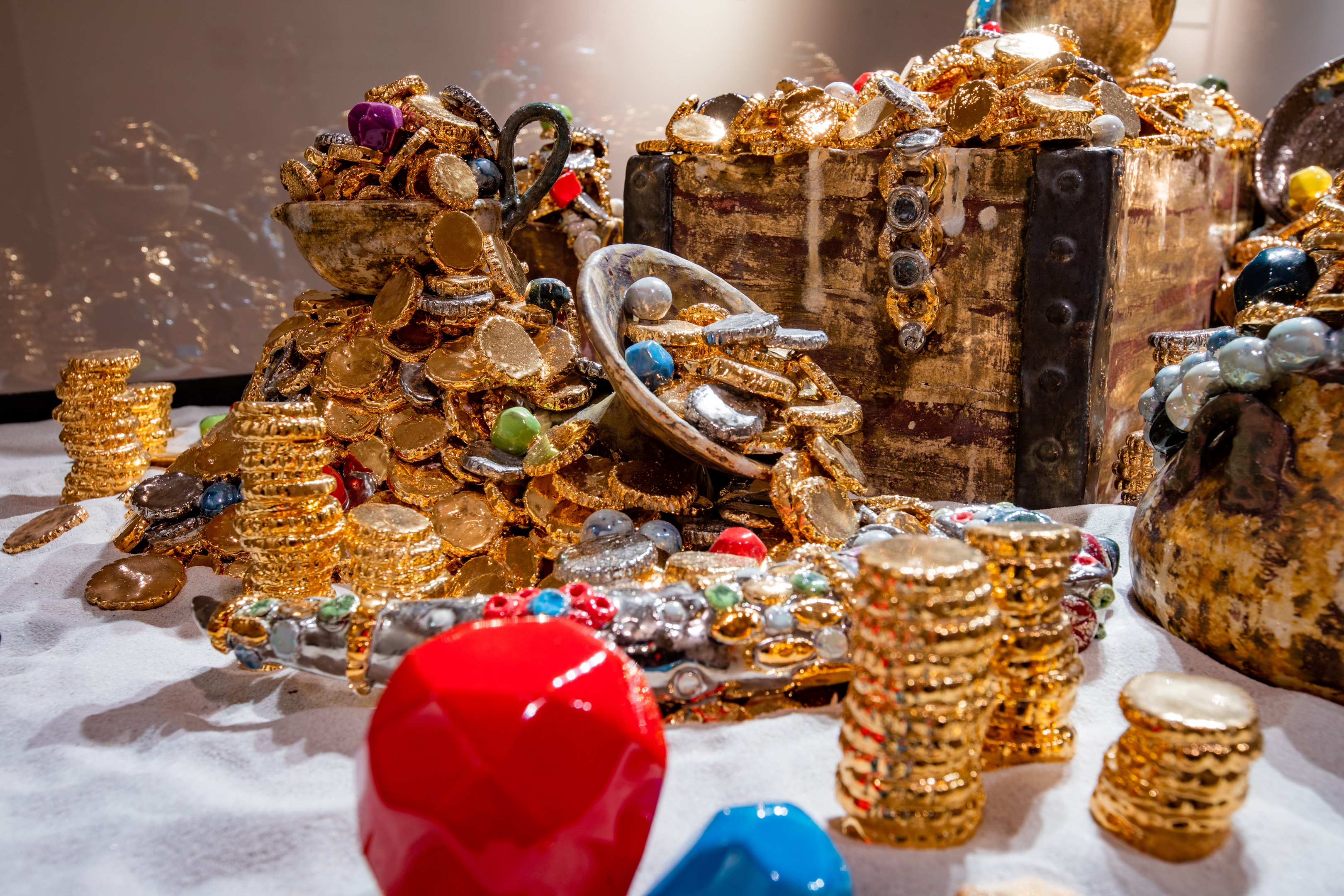 The Mining of the Natural Resources II van Koen Theys. Met zijn opvallende, kleurrijke levert hij commentaar op maatschappelijke