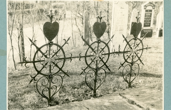 De grafmarkeringen in Garyp (1932), gemaakt door Charles Gombault De grafmarkeringen in Garyp (1932), gemaakt door Charles Gombault