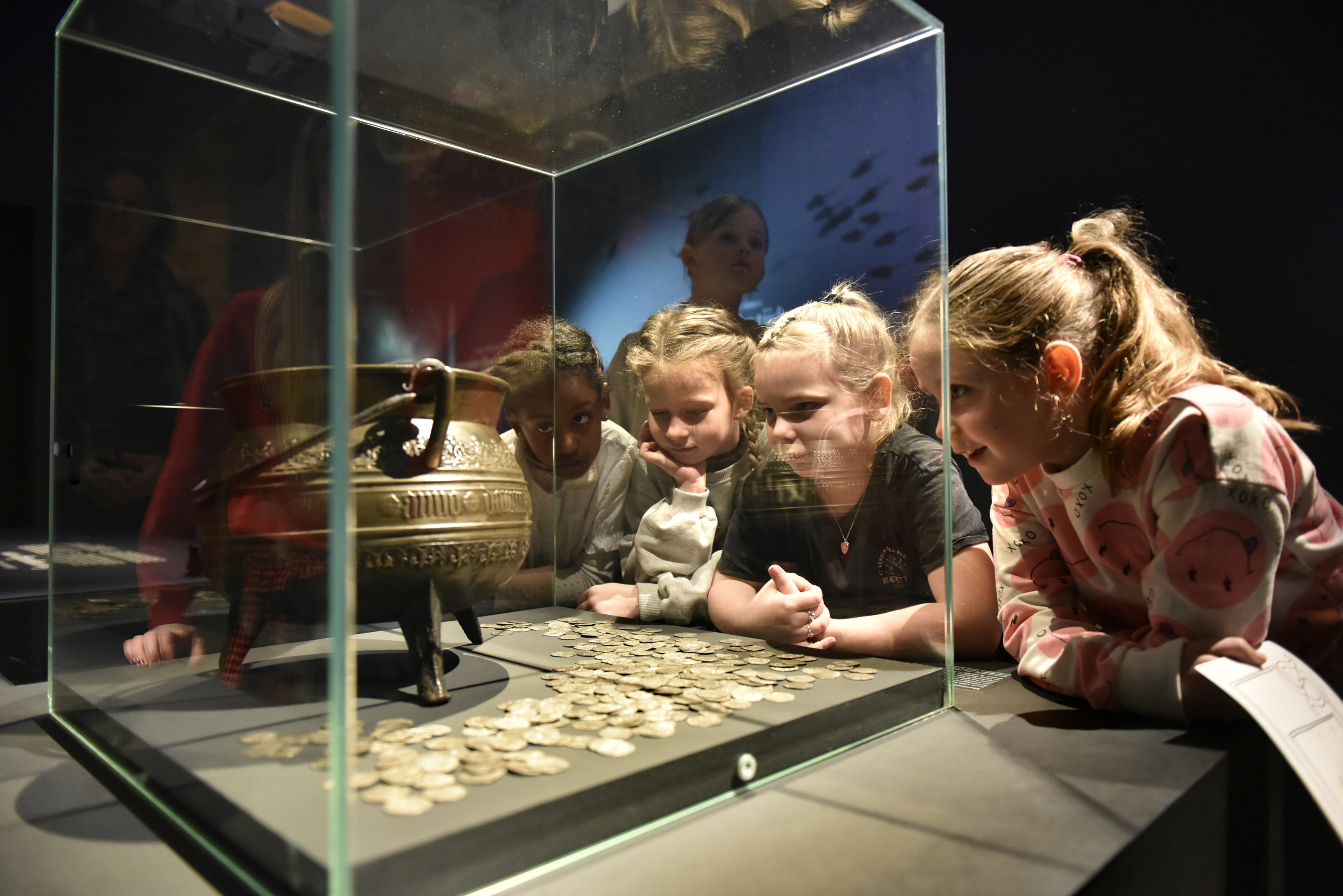 Leerlingen uit Rinsumageast oog in oog met schat uit eigen dorp. Foto: Marchje Andringa.