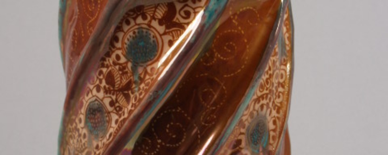 Albarello met decor van vruchten en ranken, zogenoemd Nieuw-Delfts. circa 1920, De Porceleyne Fles, Delft, ontwerp Leon Senf, aardewerk, Bruikleen Royal Delft. Klik op de afbeelding om te vergroten