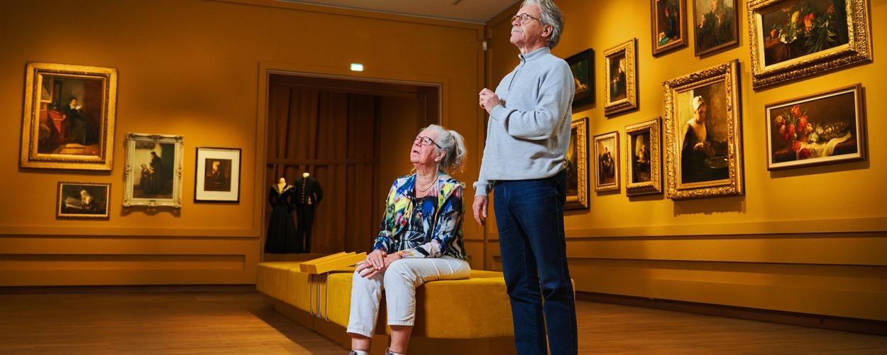 Lieuwe met zijn vrouw Janke in de Christoffel & Kate Bisschop tentoonstelling in het Fries Museum | Foto door Bart Lindenhovius