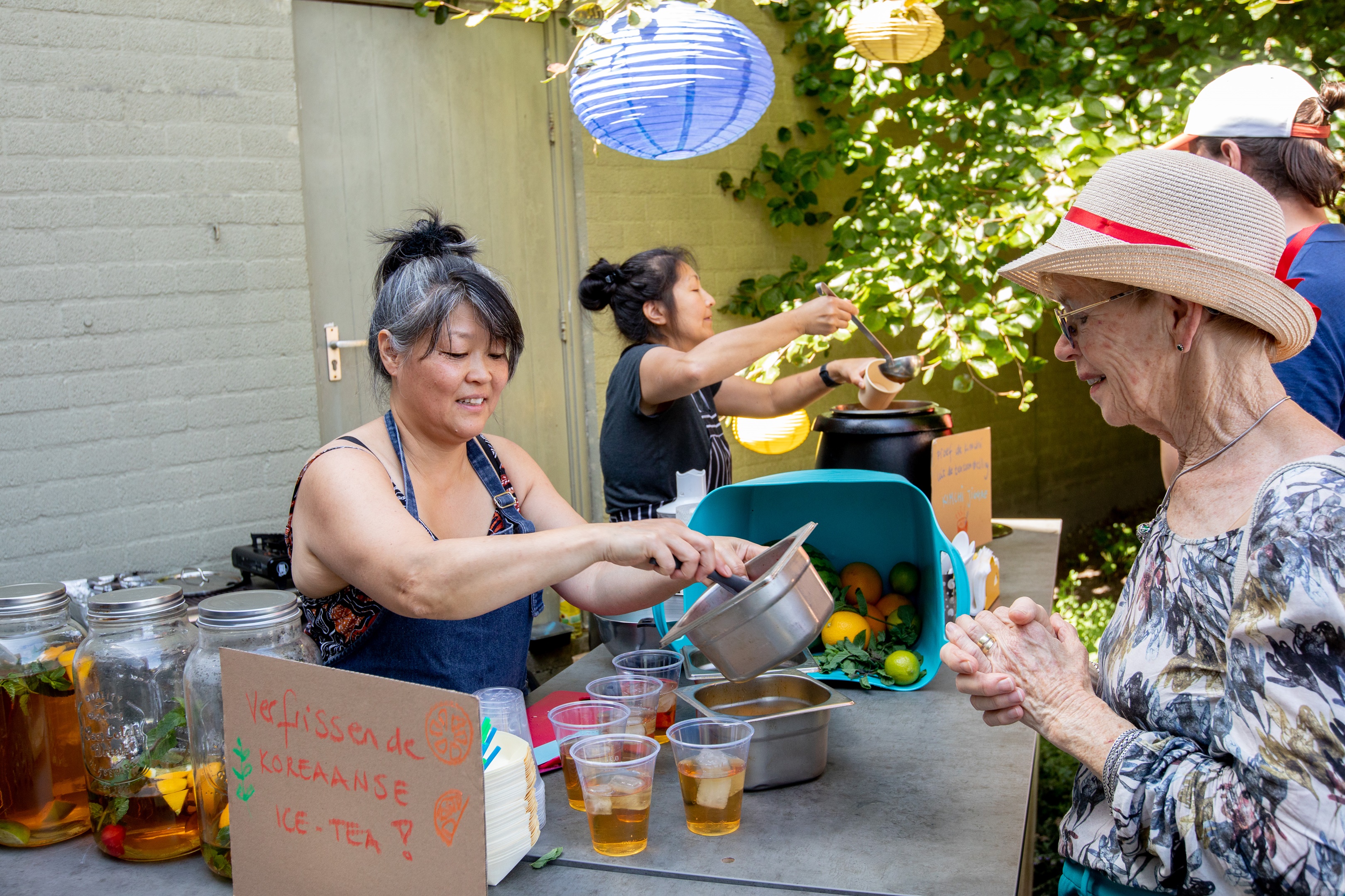 Foto van het eindfeest, met Annejil Suk. Foto Ruben van Vliet