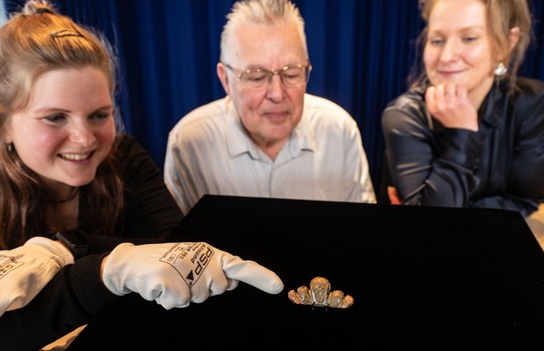 Foto bij de persconferentie, met Dr. Diana Spiekhout (Fries Museum), Sander Visser (vinder en archeologieliefhebber) en Dr. Nelleke IJssennagger-van der Pluijm (Fryske Akademy), Foto door Jacob van Essen/Hoge Noorden Foto bij de persconferentie, met Dr. Diana Spiekhout (Fries Museum), Sander Visser (vinder en archeologieliefhebber) en Dr. Nelleke IJssennagger-van der Pluijm (Fryske Akademy), Foto door Jacob van Essen/Hoge Noorden
