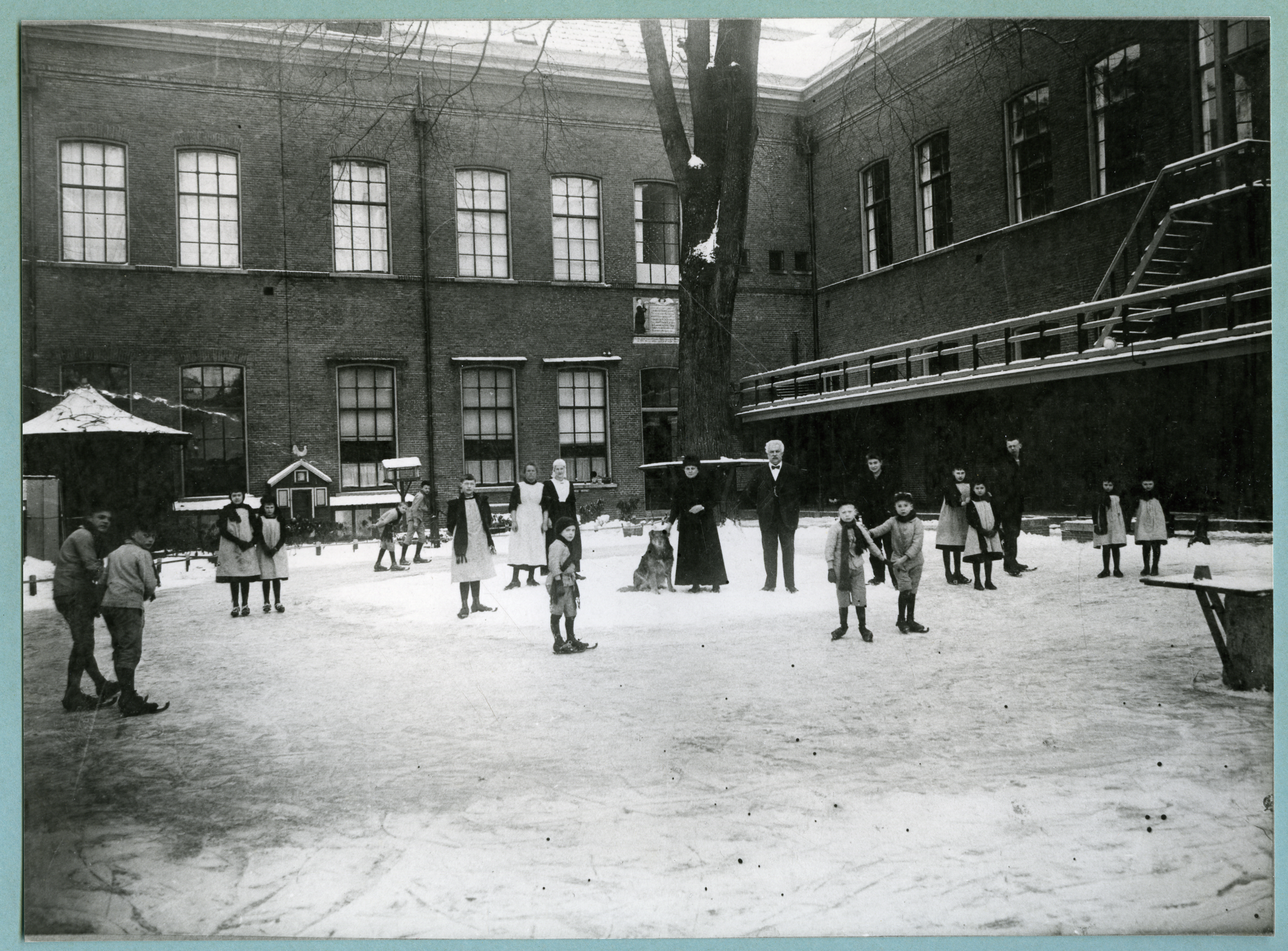 IJspret op de binnenplaats van het Old Burger Weeshuis, collectie Fries Museum