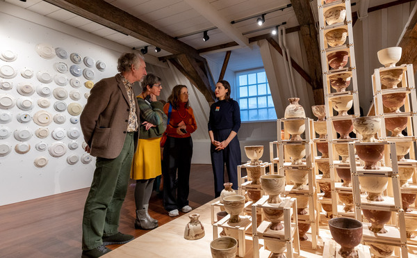 Benedetta Pompili bij haar werk in Sustainable Ceramics #1 - Foto door Ruben van Vliet Benedetta Pompili bij haar werk in Sustainable Ceramics #1 - Foto door Ruben van Vliet