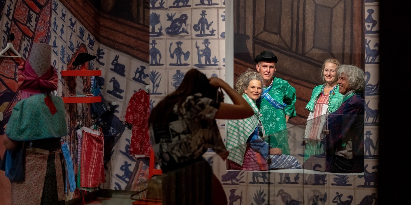 Studenten Firda maken kostuums als knipoog naar de Hindelooper streekdracht voor tentoonstelling Christoffel & Kate Bisschop.