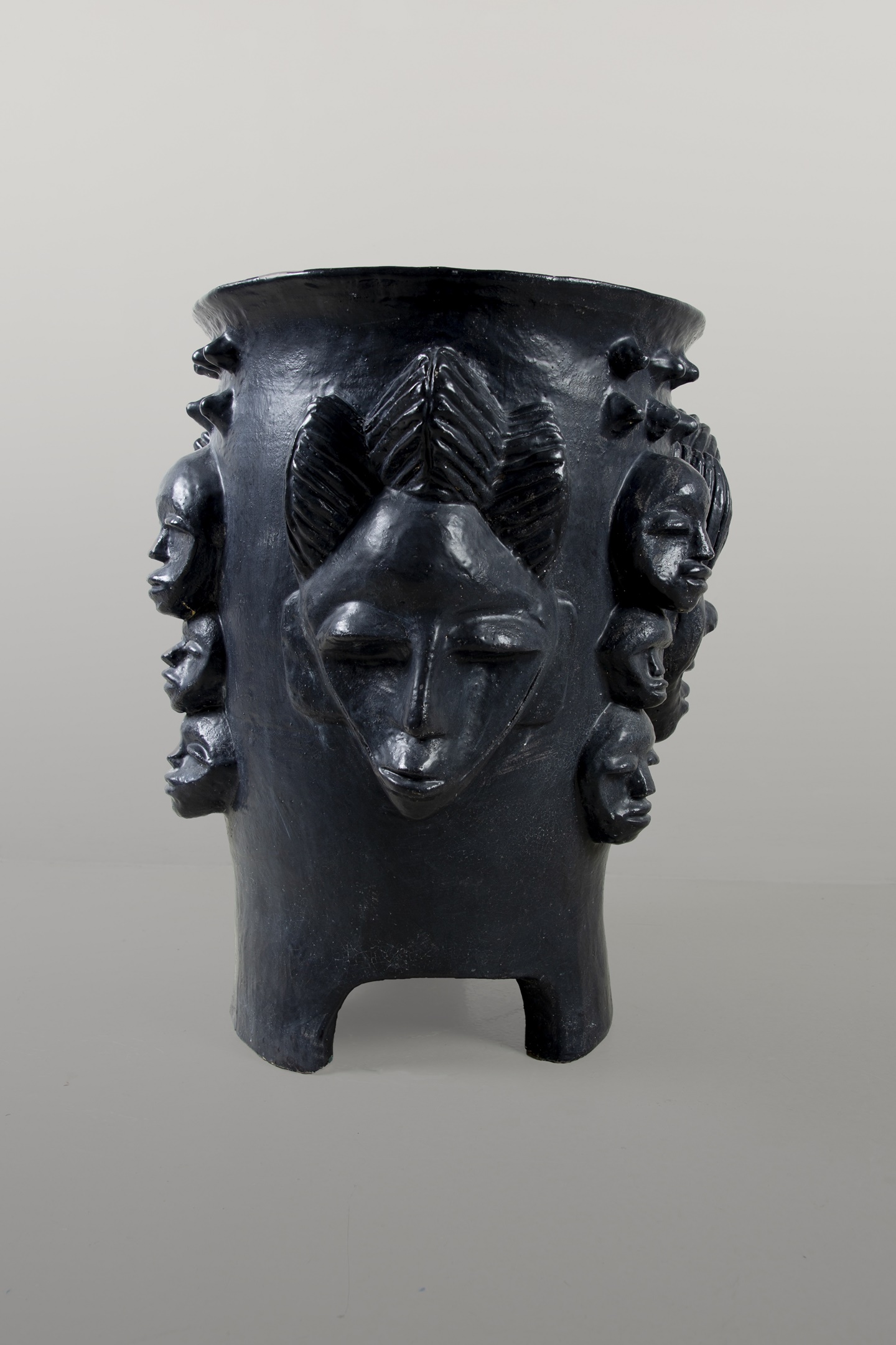 Dan Ernst, zwarte pot uit de Jarakopi-serie, Amsterdam, 2010, steengoed. Keramiekmuseum Princessehof.