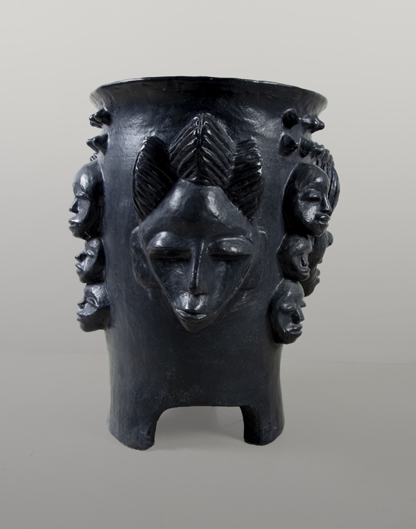 Dan Ernst, zwarte pot uit de Jarakopi-serie, Amsterdam, 2010, steengoed. Keramiekmuseum Princessehof. Dan Ernst, zwarte pot uit de Jarakopi-serie, Amsterdam, 2010, steengoed. Keramiekmuseum Princessehof.