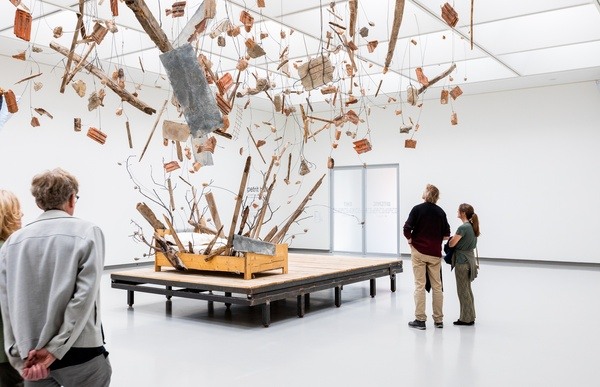 Intieme, persoonlijke ervaringen liggen aan de basis van Halilajs werk, maar het raakt tegelijkertijd aan bredere, maatschappeli Intieme, persoonlijke ervaringen liggen aan de basis van Halilajs werk, maar het raakt tegelijkertijd aan bredere, maatschappeli