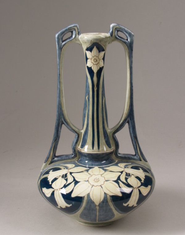 Vaas met twee oren en decor van narcissen. 1896 – 1905, Faience- en Tegelfabriek Holland, Utrecht, , aardewerk, Keramiekmuseum Princessehof.