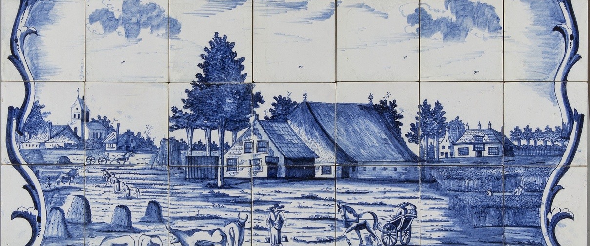 Tegeltableau met decor van een boerderij in een landschap, circa 1780, Gleibakkerij Tichelaar, Makkum, schilder Gatse Sytses, aardewerk, Keramiekmuseum Princessehof (bruikleen Ottema-Kingma Stichting) . Klik op de afbeelding om te vergroten.​