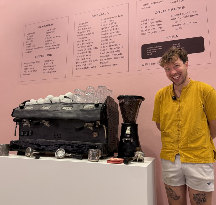 Koos Buster, Espressomachine Geert Anne en Pieter, Amsterdam, Nederland, 2026, keramiek, glas. Collectie Keramiekmuseum Princessehof, Leeuwarden. Koos Buster, Espressomachine Geert Anne en Pieter, Amsterdam, Nederland, 2026, keramiek, glas. Collectie Keramiekmuseum Princessehof, Leeuwarden.