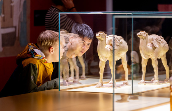 Bezoekers van de tentoonstelling kijken naar zeldzame sculpturen uit de Tang-dynastie (618-907), foto door Ruben van Vliet Bezoekers van de tentoonstelling kijken naar zeldzame sculpturen uit de Tang-dynastie (618-907), foto door Ruben van Vliet