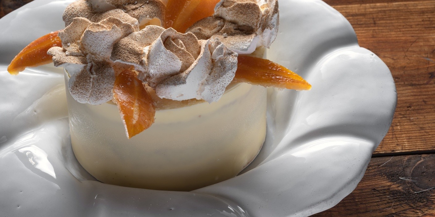 SINAASAPPELTAART MET WITTE CHOCOLADE OP WITTE PLOOISCHOTELS
