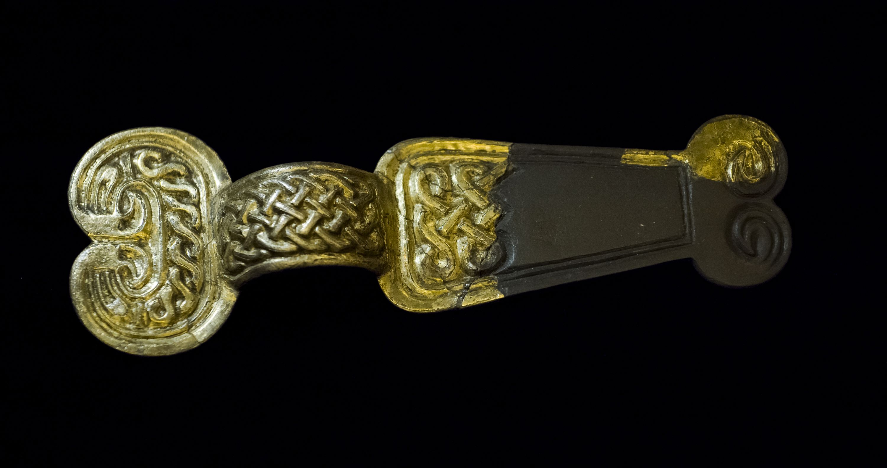 Vergulde domburgfibula met dierkop- en vlechtbandversiering, Swichum, 600 - 700 na Chr., verguld zilver, Collectie Fries Museum 