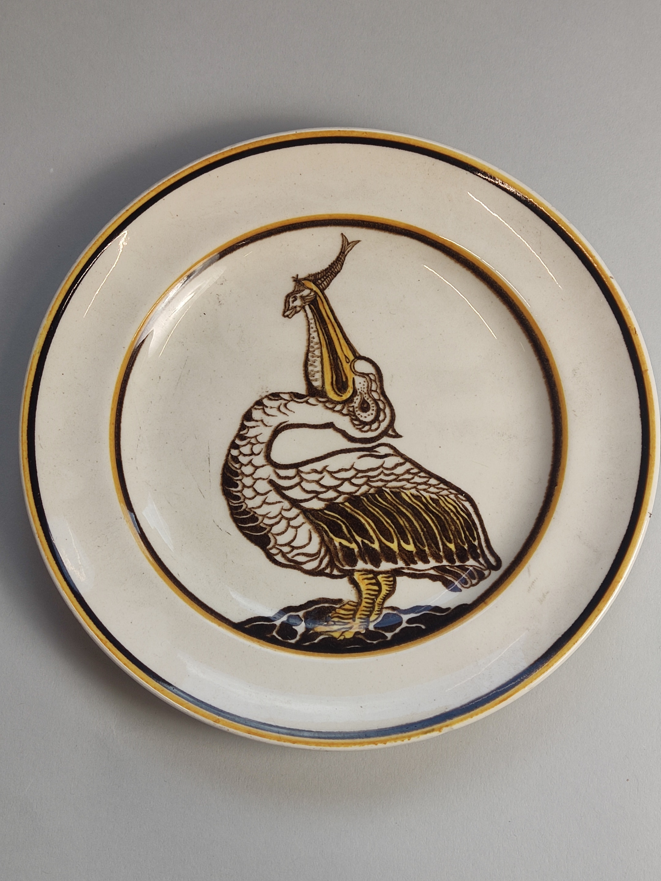 GMP 1982-054, bord met decor van pelikaan. Petrus Regout (fabriek) en Willem Rozendaal (ontwerp), circa 1926