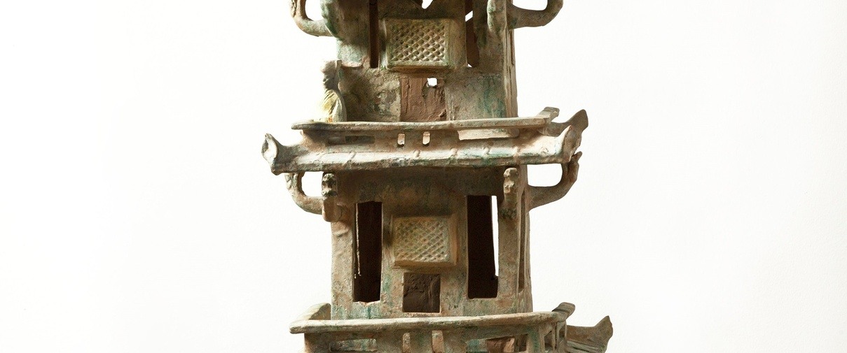 Grafplastiek in de vorm van een toren China, Oostelijke Han (25 – 220), aardewerk, h. 100 cm, bruikleen Ottema-Kingma Stichting