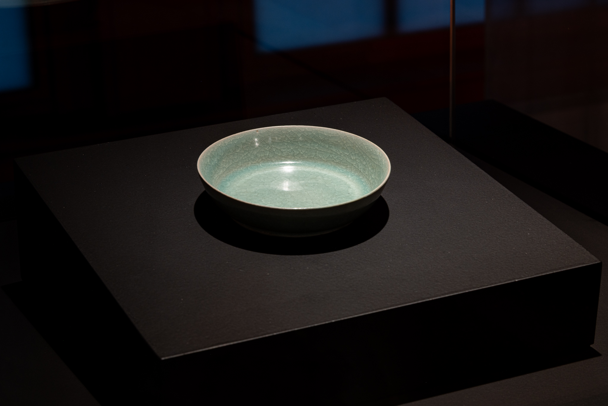 Een van de beroemdste celadonsoorten is het legendarische Ru. Het werd alleen tussen 1086 – 1106 geproduceerd, exclusief voor de Chinese keizer. Extra speciaal is het gecraqueleerde glazuur, dat kleine barstjes heeft. In Ru ziet men deze ‘imperfectie’ juist als een verdienste. Deze kwaliteit is sindsdien nooit meer geëvenaard. Bakje voor het wassen van penselen, China, Noordelijke Song (1086 – 1125), steengoed, ru.