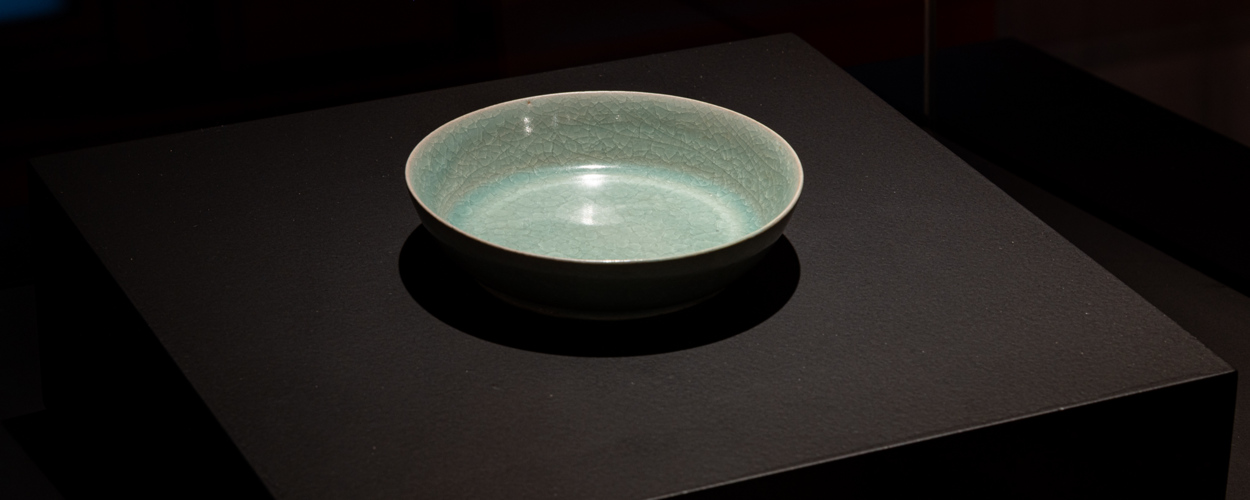 Een van de beroemdste celadonsoorten is het legendarische Ru. Het werd alleen tussen 1086 – 1106 geproduceerd, exclusief voor de Chinese keizer. Extra speciaal is het gecraqueleerde glazuur, dat kleine barstjes heeft. In Ru ziet men deze ‘imperfectie’ juist als een verdienste. Deze kwaliteit is sindsdien nooit meer geëvenaard. Bakje voor het wassen van penselen, China, Noordelijke Song (1086 – 1125), steengoed, ru. Een van de beroemdste celadonsoorten is het legendarische Ru. Het werd alleen tussen 1086 – 1106 geproduceerd, exclusief voor de Chinese keizer. Extra speciaal is het gecraqueleerde glazuur, dat kleine barstjes heeft. In Ru ziet men deze ‘imperfectie’ juist als een verdienste. Deze kwaliteit is sindsdien nooit meer geëvenaard. Bakje voor het wassen van penselen, China, Noordelijke Song (1086 – 1125), steengoed, ru.