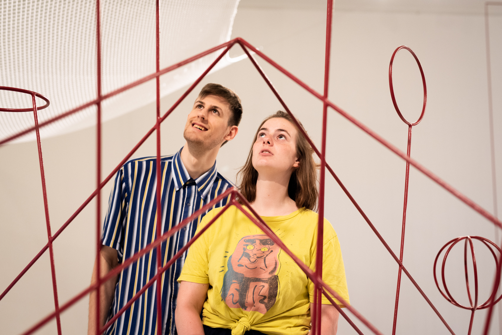 Op de derde verdieping van het museum werden bezoekers geïnspireerd door hedendaagse kunst in de tentoonstelling Taus Makhacheva