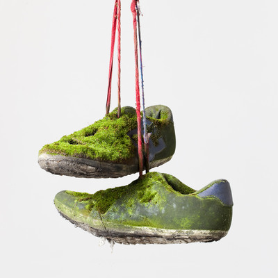 Kunstenaar: mos, materiaal: schoenen. Onderdeel van Reading by Osmosis, gecureerd door Semâ Bekirović.