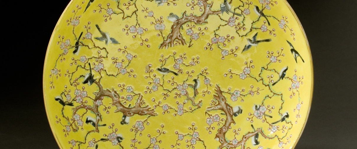 Bord met eksters en prunus, China, Tongzhi-periode (1862-1874), porselein, Ø 22,3 cm, bruikleen Ottema-Kingma Stichting