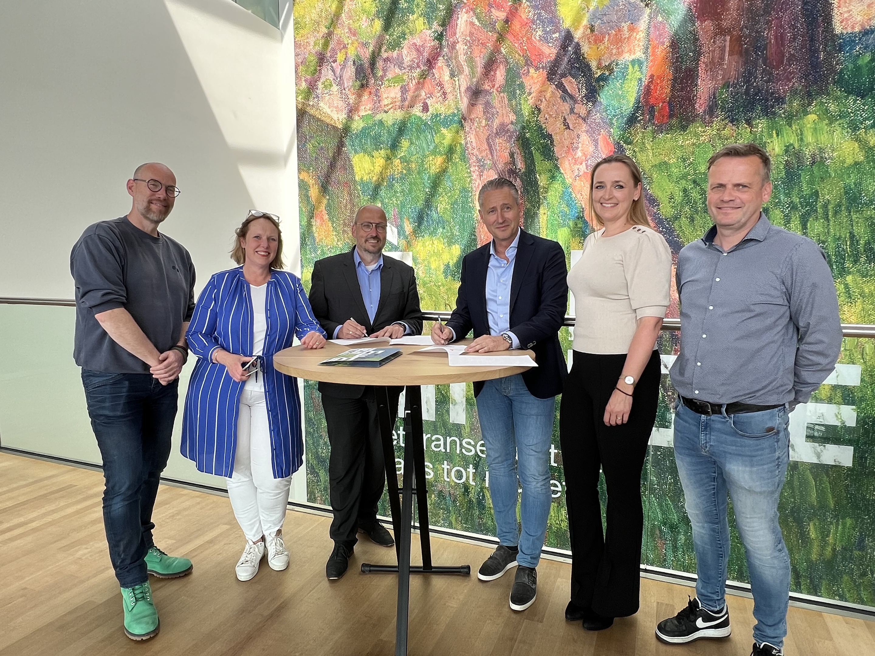 Vlnr: Daniel Hoogterp, Liesbeth van Keimpema, Kris Callens (toenmalig directeur Fries Museum), Christiaan de Jong, Hester Meijer-Oenema en Barry Ekk