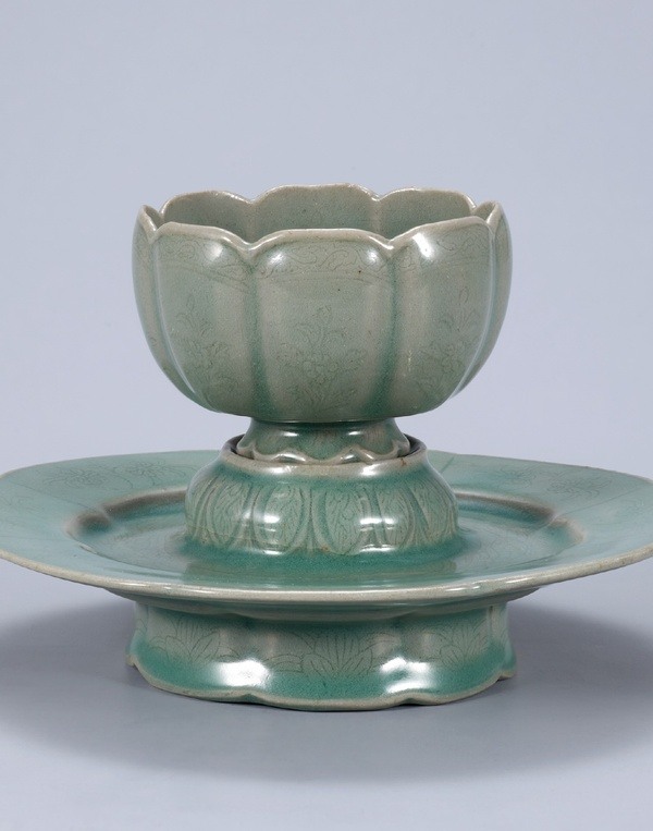 Kom op voetstuk met decoratie van bloemen en planten, Goryeo-dynastie, 12de eeuw, steengoed, celadon, h. 9.4 cm, d. 14.7 cm (voetstuk), National Museum of Korea, Seoul